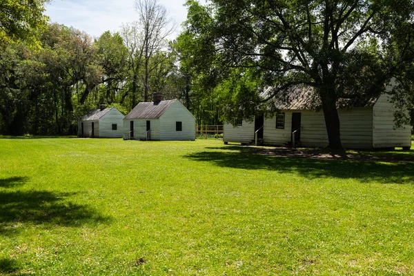 美国南卡罗来纳州查尔斯顿 2023年4月10日 南卡罗来纳州查尔斯顿历史性的马格诺利亚种植园的奴隶小屋 — 图库照片