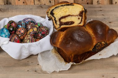 Yeni pişmiş Romen pastaları ve el boyasıyla boyanmış Paskalya yumurtaları. 