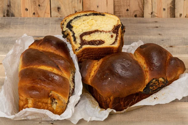复活节和圣诞节期间准备的罗马尼亚传统蛋糕 Cozonac Cozonaci 是用甜酵母面团制成的 用来做传统的假日面包和蛋糕 — 图库照片