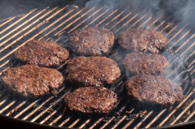 Mangalda ızgara burger ve mangal kömürü. Ev yapımı hamburger köfteleri ızgarada kızartılıyor..