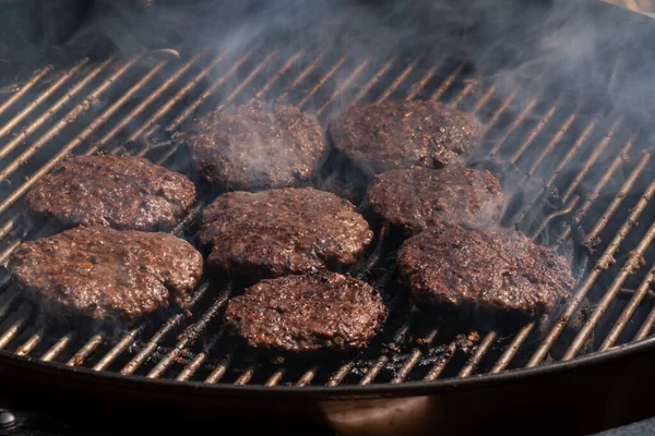 炭火でバーベキューバーベキューバーベキューグリルでハンバーガーを焼く 自家製バーガーのパテはグリルバーでローストされています — ストック写真