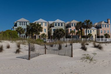 Wild Dunes Resort, Güney Carolina, ABD - 10 Nisan 2023. Güney Carolina, Palms Adası 'ndaki Wild Dunes Resort' taki lüks okyanus manzaralı tatil evleri..