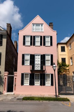 Charleston, Güney Carolina, ABD - 2 Ağustos 2023: tarihi Charleston, Güney Carolina bölgesinde güney tarzı ev.