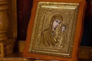 Kilise ikonostaz üzerine ortodoks ikonu. Tapınanlar kiliseye girdiklerinde bu ikonu öperler ve kendilerini çarmıha gererler..