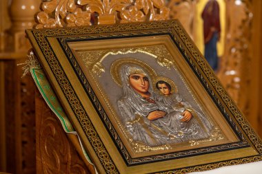 Kilise ikonostaz üzerine ortodoks ikonu. Tapınanlar kiliseye girdiklerinde bu ikonu öperler ve kendilerini çarmıha gererler..