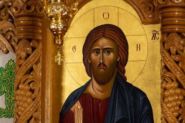 Kilise ikonostaz üzerine ortodoks ikonu. Tapınanlar kiliseye girdiklerinde bu ikonu öperler ve kendilerini çarmıha gererler..