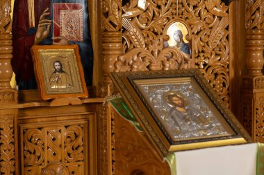 Kilise kürsüsündeki ortodoks ikonu. Tapınanlar kiliseye girdiklerinde bu ikonu öperler ve kendilerini çarmıha gererler..