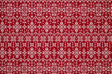Kırmızı kaplama kağıdında beyaz kar taneleri. Noel Tatili Konsepti.