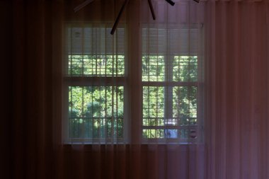 Perdelerden ve pencere perdelerinden dışarı bakıyorum. Tasarım elementi.