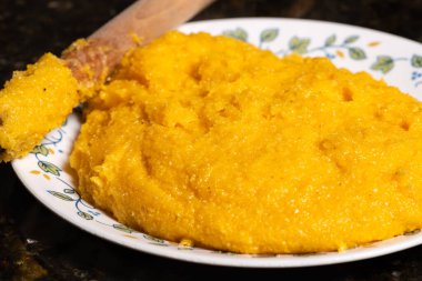 Polenta servis için hazır. Geleneksel mısır unu yemeği..