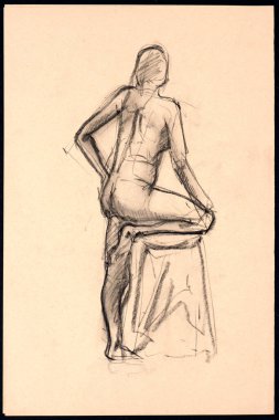 Renkli kağıt üzerinde siyah kömür, bir stüdyo ortamında bir kadın modelin zarafetini ve duruşunu gösteren hızlı bir çizim. İnsan formunun sanatsal bir çizimi..