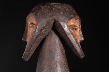 İki başlı erkek figürüne yakın, güzel siyah pigmentler ve kaolin pigmentleri, siyah üzerine izole edilmiş. Afrika kabilesi sanatı, ustalık ve ruhani sembolizm sergiliyor..