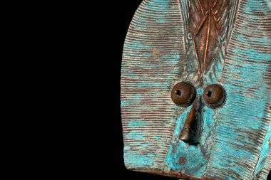 Gabon 'dan tahtadan bir Kota kutsal emaneti figürü, siyah arka planda izole edilmiş. Afrika kabilesi sanatı, ustalık ve ruhani sembolizm sergiliyor..