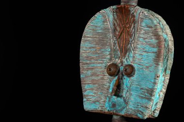 Gabon 'dan tahtadan bir Kota kutsal emaneti figürü, siyah arka planda izole edilmiş. Afrika kabilesi sanatı, ustalık ve ruhani sembolizm sergiliyor..