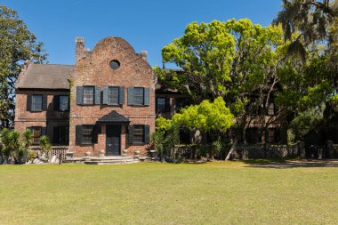 CHARLESTON, SC, ABD - 30 Mart 2024: Middleton Place, ABD 'nin Güney Carolina eyaleti Kuzey Charleston eyaletinin Ashley Nehri' nin karşısında Dorchester County 'de bulunan bir çiftliktir..