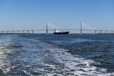 Arthur Ravenel Köprüsü, Cooper Köprüsü olarak da bilinir, Charleston, Güney Carolina Limanı üzerinde..