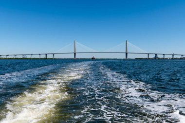 Arthur Ravenel Köprüsü, Cooper Köprüsü olarak da bilinir, Charleston, Güney Carolina Limanı üzerinde..