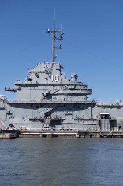 USS Yorktown limanında orta güvertede uçak ve güvertede turlayan insanları gösteriyor. Charleston, Güney Carolina 'da uçak gemisi.