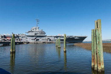 USS Yorktown limanında orta güvertede uçak ve güvertede turlayan insanları gösteriyor. Charleston, Güney Carolina 'da uçak gemisi.