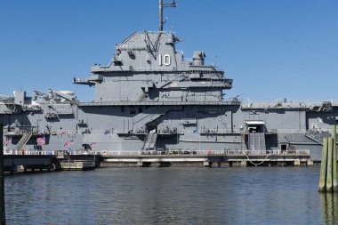 USS Yorktown limanında orta güvertede uçak ve güvertede turlayan insanları gösteriyor. Charleston, Güney Carolina 'da uçak gemisi.