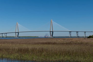 Arthur Ravenel Köprüsü, Cooper Köprüsü olarak da bilinir, Charleston, Güney Carolina Limanı üzerinde..