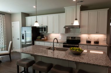 Merkezi olan güzel, modern bir mutfağın iç tasarımı. Emlak kavramı.