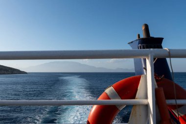 Yunanistan, Zakynthos feribotundan sisli manzaralı bir ada. İyon Denizi.