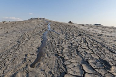 Berca, Buzau, Romanya 'daki çamur nehirleri. Bu Avrupa 'da eşi benzeri görülmemiş bir jeolojik fenomendir. Dünya gazının yüzeye ulaştığı tepeler boyunca küçük çamur volkanları oluşturur..