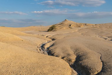 Romanya 'nın Buzau kenti Berca yakınlarındaki çorak arazide nadir görülen bir Avrupa jeolojik fenomeni sergileniyor. Burada, Dünya 'dan gelen gazlar tepelerin arasından çıkar, küçük çamur volkanları oluşturur ve kendine özgü ve dikkat çekici bir manzara oluşturur..