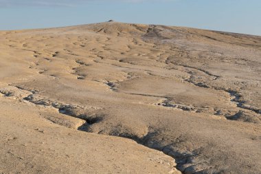 Romanya 'nın Buzau kenti Berca yakınlarındaki çorak arazide nadir görülen bir Avrupa jeolojik fenomeni sergileniyor. Burada, Dünya 'dan gelen gazlar tepelerin arasından çıkar, küçük çamur volkanları oluşturur ve kendine özgü ve dikkat çekici bir manzara oluşturur..