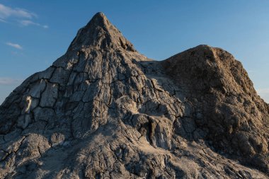 Romanya 'nın Buzau kenti yakınlarında aktif çamur volkanı oluşumu. Genellikle birkaç metre yüksekliğindeki bu küçük volkan şekilli tepecikler, derin volkanik gaz patlamalarından kaynaklanır..