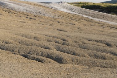 Romanya 'da çamur nehirleri oluşumları olan çorak bir manzara. Bu, Avrupa 'da eşi benzeri görülmemiş bir jeolojik fenomen. Dünya gazının tepelerden yüzeye ulaşıp küçük çamur volkanları ve olağanüstü manzaralar oluşturduğu bir fenomen..