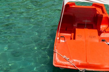 Turistlere kiralık kırmızı bir tekne.