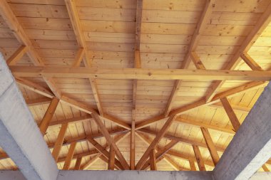 Tahta çatı tavanı detayı. Ahşap çatı yapısının iç görünümü.