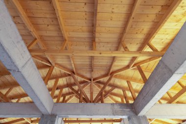 Tahta çatı tavanı detayı. Ahşap çatı yapısının iç görünümü.