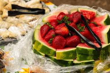 Karpuz ve çilekli parti tepsisi. Harika taze çilekler ve karpuz..