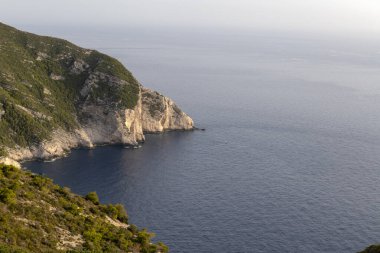 Yunanistan 'ın Zakynthos Adası' ndaki engebeli uçurumlar ve sakin İyon Denizi manzarası, doğal güzelliği ve huzurlu manzaralarıyla tanınan popüler bir turizm beldesi..