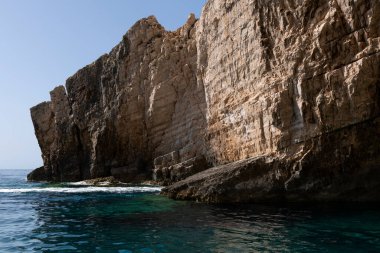 Yunanistan 'ın Zakynthos Adası' ndaki İyon Denizi 'nin turkuaz sularından yükselen sarp kayalık bir uçurumun çarpıcı manzarası..