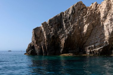 Yunanistan 'ın Zakynthos Adası' ndaki İyon Denizi 'nin turkuaz sularından yükselen sarp kayalık bir uçurumun çarpıcı manzarası..