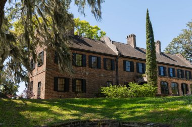 CHARLESTON, SC, ABD - 30 Mart 2024: Middleton Place, ABD 'nin Güney Carolina eyaleti Kuzey Charleston eyaletinin Ashley Nehri' nin karşısında Dorchester County 'de bulunan bir çiftliktir..