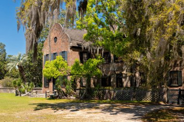 CHARLESTON, SC, ABD - 30 Mart 2024: Middleton Place, ABD 'nin Güney Carolina eyaleti Kuzey Charleston eyaletinin Ashley Nehri' nin karşısında Dorchester County 'de bulunan bir çiftliktir..