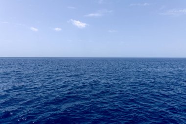 düz ve sakin derin mavi tropikal okyanus.