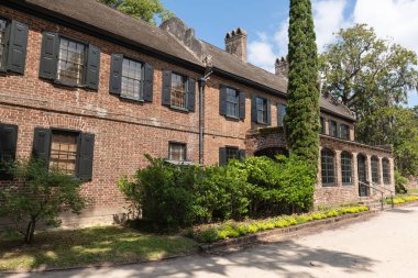 Charleston, Güney Carolina, ABD - 1 Temmuz 2025: Middleton Place Çiftliği 'nin arkasındaki ana tuğla bina manikürlü bahçeler ve yaz yeşillikleriyle çevrili..