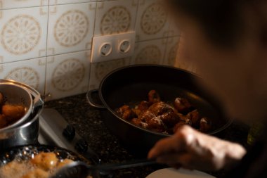 Fritter bu uelo 'nun pişirilmesini kontrol ediyorum, brunyol.