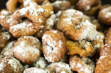 Fritter bu uelo 'nun pişirilmesini kontrol ediyorum, brunyol.