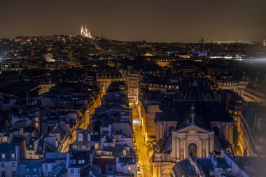 Arka planda Sacre Coeur Bazilikası aydınlatılmış Paris 'in gece manzarası. Yüksek kalite fotoğraf