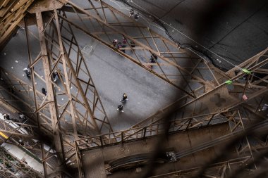 Yukarıdan Eyfel Kulesi 'nin altındaki asfalta kadar manzarası var. Yüksek kalite fotoğraf