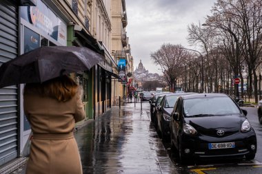 Yağmurlu Paris 'ten Fransa' nın Mont Martre Bazilikası 'na doğru bir yürüyüş. Yüksek kalite fotoğraf