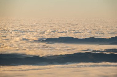 Dağda alçak bulutlar. Doğanın güzelliği. Yüksek kalite fotoğraf