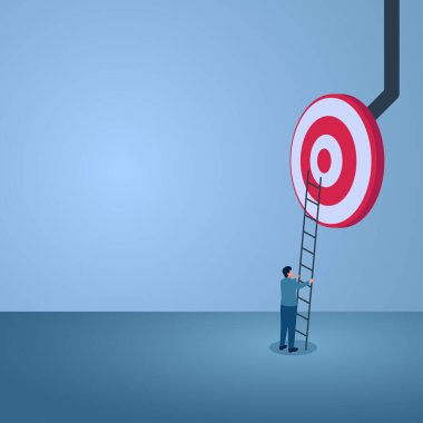 Bir adam büyük bir hedefe giden merdiveni tutar. Hedefe ulaşmanın bir göstergesidir..